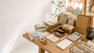 ハンドメイドマルシェ出店のバックヤードで使うおつりやショップカードや梱包用品の準備イメージ